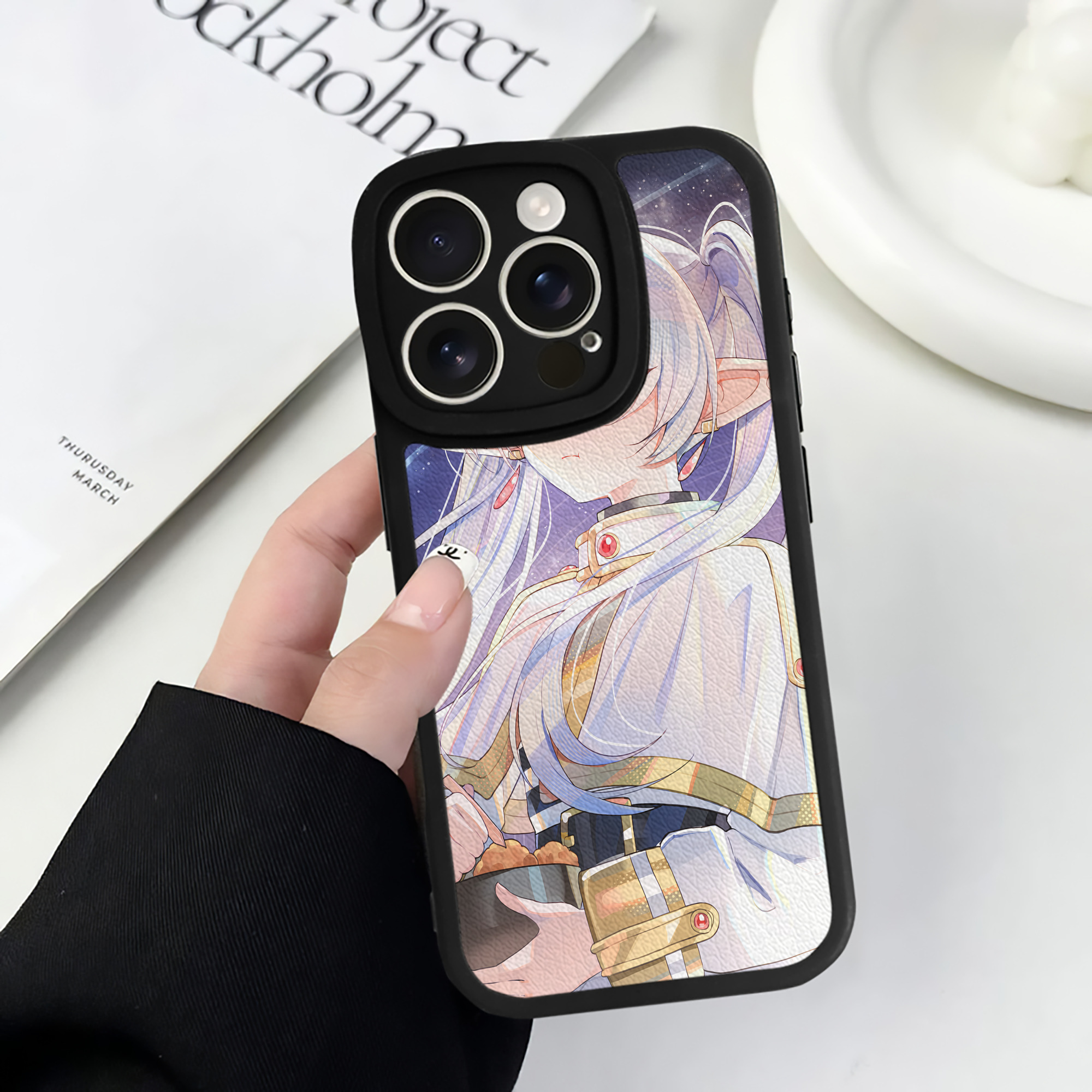 （画像用） 葬送のフリーレン Frieren 【iPhone 16シリーズ対応】シリコンスマホケース（レザー調） 材質：シリコン